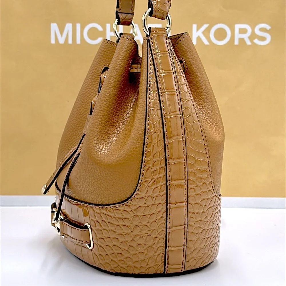 MICHAEL KORS
Reed Medium Pebbled Leather Belted Bucket Messenger SatchelCrossbo - Picture 6 of 16